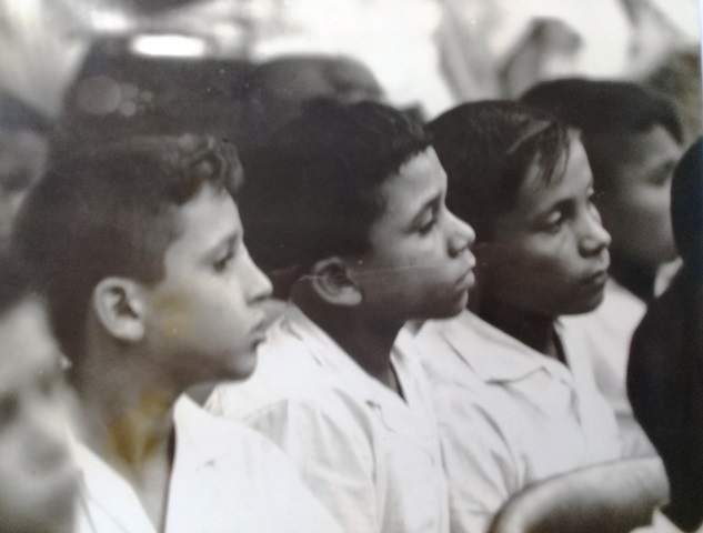 Foto de Alumnos de la Ciudad Escolar Camilo Cienfuegos, de la Sierra Maestra, visitan la Biblioteca Nacional, 5 de mayo de 1961. Fotos Studios Korda. Colección especial de fotografías BNJM.